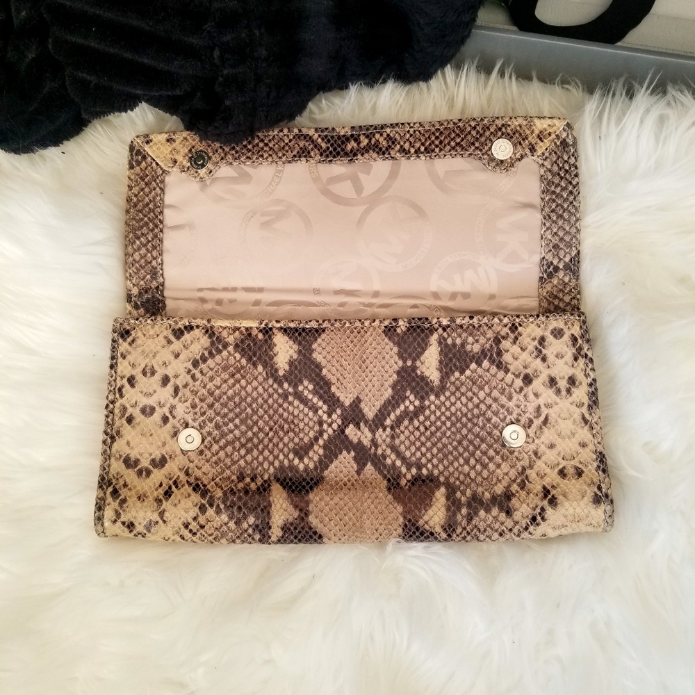 Michael Kors Collette Genuine Leather Clutch, Dark Sand snakeskin NWOT $228 - Picture 2 of 4